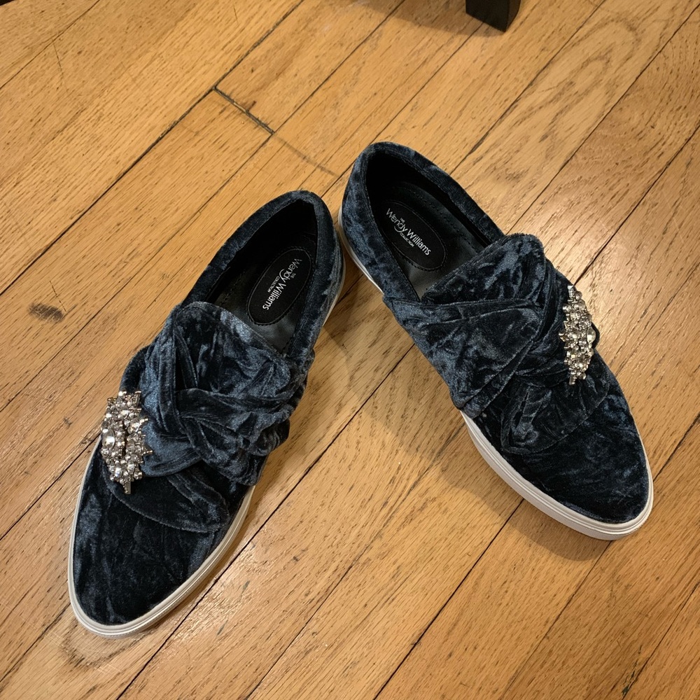 Blue velvet loafer/sneakers with gorgeous rhinestone embellishment. Sz8.5